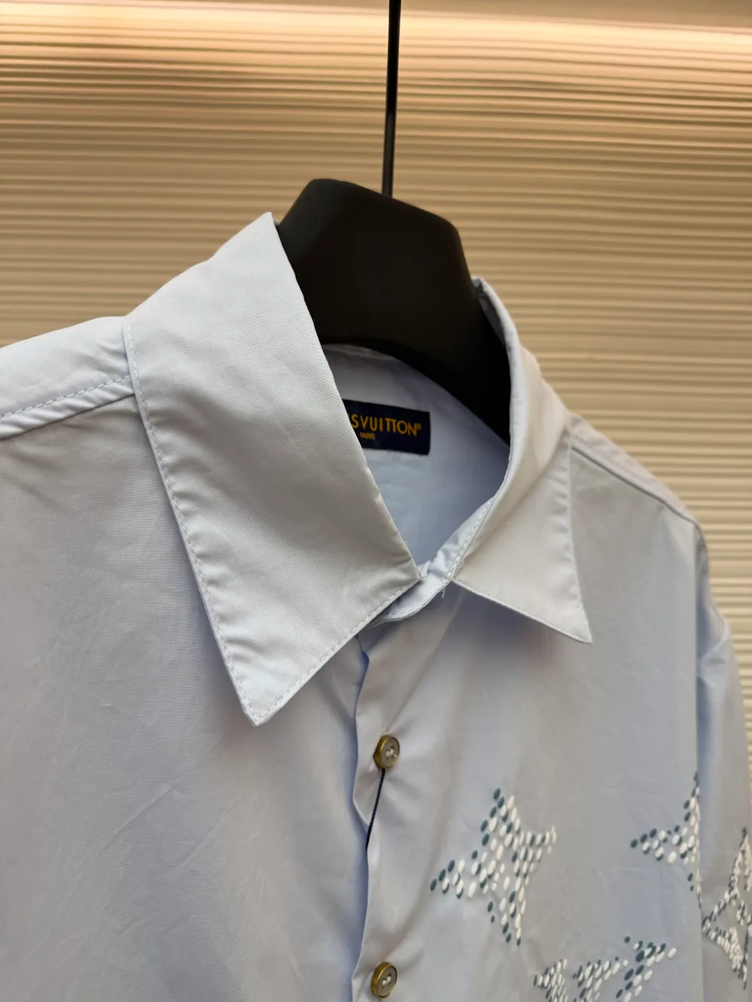LOUIS VUITTON solid color lapel button-down long-sleeved shirt ●Original version: purchased and developed by 10530 ●Item number: 1681882-A55 ●Fabric: cotton fabric ●Technology: laser burning ●Color: blue ●Version: fitted version ●Weight: about 290 grams ●Size: S-M-L-XL ●Description: - The fabric is made of high-count combed cotton and has been pre-shrunk, making it soft to the touch and not easily deformed; the ready-made garments have been lightly distressed and washed to give them a natural and relaxed texture. The pattern part adopts hand-drilling technology: the small rhinestones are arranged according to the outline of LV's classic Monogram logo, and fixed one by one with invisible fishing lines. The diamond surface is densely arranged and highly flat, and has a delicate luster under the refraction of light. It is cut in a loose-shoulder silhouette, and the neckline is shaped with double-layer interlining. The placket is a single-row concealed placket design, the buttons are matte resin buttons of the same color, and the edges are hand-stitched. The cuffs are wide-sided and folded, and an invisible elastic band is added on the inside to maintain a drapey feel and prevent it from slipping off. The overall craftsmanship takes into account both sophistication and practical wearability. The overall wiring is straight and delicate, the fabric is comfortable and soft, and the color is consistent without color difference. It can be matched with the same style to create a fashionable look and control various occasions. Customized accessories, complete with three standards, same style for men and women!